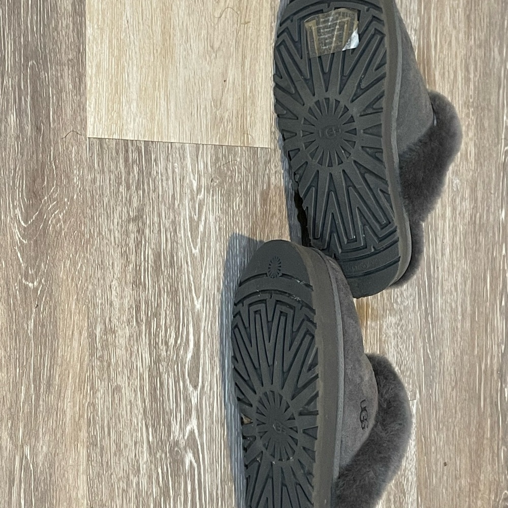 Ugg slippers size 9 - Picture 4 of 4